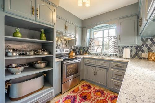 Comfy Colonial - up to 15 ppl 5 mins to Plaza District or State Fair