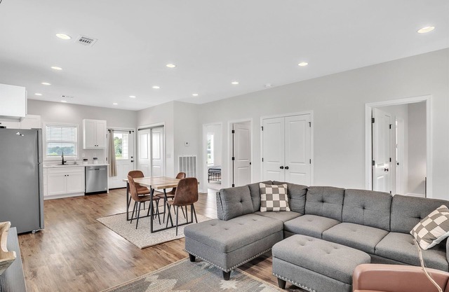 Comfy & Convenient 2BR Guest House in Columbus