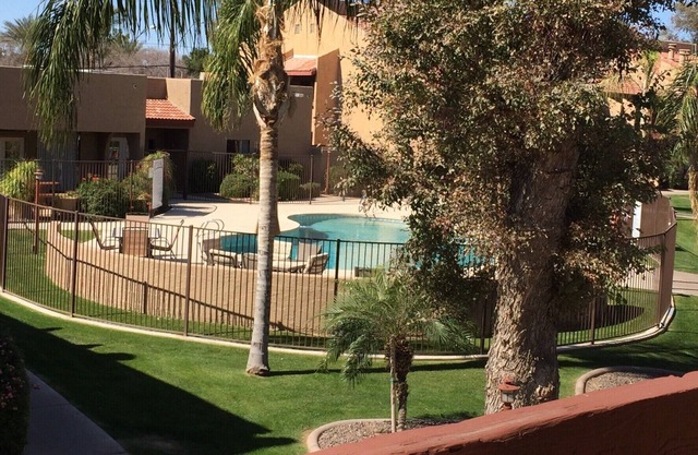 Comfy, cozy 1 BDR/1BR Condo- community outdoor heated pool, hot tub and gym.