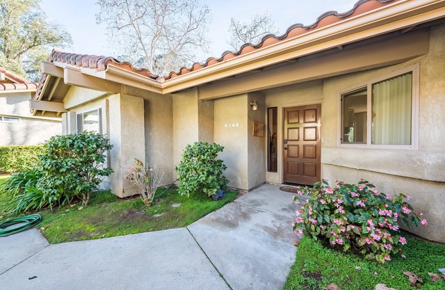 Comfy & Cozy Blacklake Golf Course Condo w/views of the fairways.