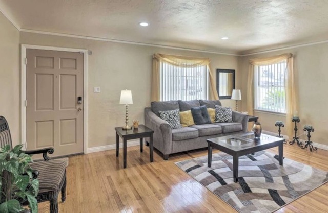 Comfy Cozy Home In Oleander Area, Downtown