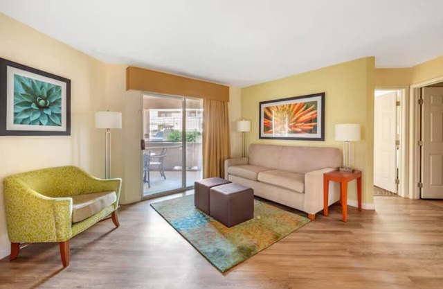 Comfy Family Suite with Full Kitchen & Patio, Minutes from Vegas Strip