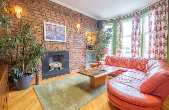 Comfy Home in Central Hamilton, nr. Glasgow, Scotland. Train Station 4 min Walk