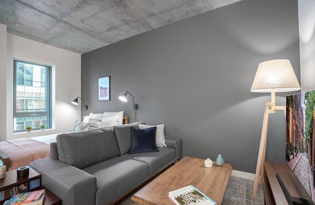 Comfy Kendall Square Studio w/Gym, walk to MIT by Blueground