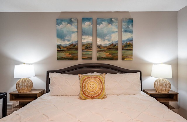 Comfy King Beds, Fast WiFi, Fun Game Room, Dogs OK