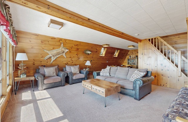 Comfy Lakefront Cabin with Gorgeous Views, Private Dock & Pebble Beach