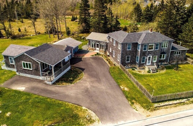 Comfy "Mini-estate" on Iconic Corea Harbor