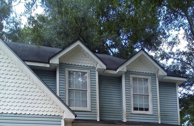 Comfy, modern stay. Close to bars and restaurants! Will have hot tub in Sept