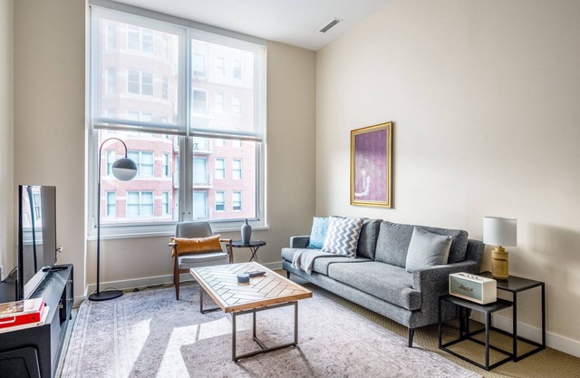 Comfy Penn Quarter 2BR w/Gym, Pool, nr. National Mall, by Blueground