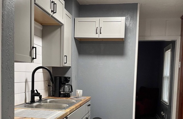 Comfy Renovated Waldo Getaway, Walkable, Convenient