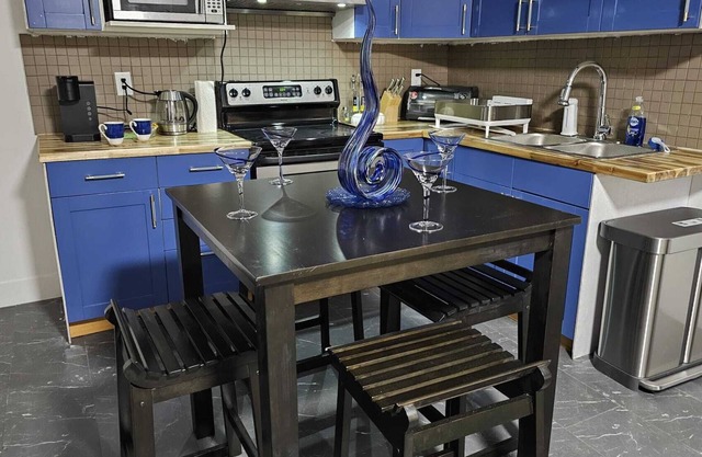COMFY STAY: Comfy 2-bedroom private suite close to amenities in Mission