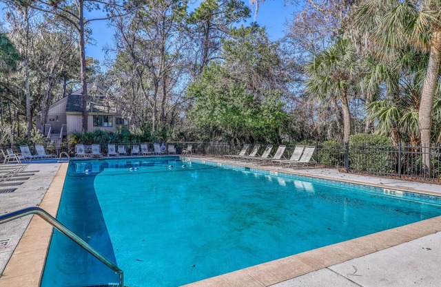 Comfy villa with lagoon views/ shared pool access super-close to the beach