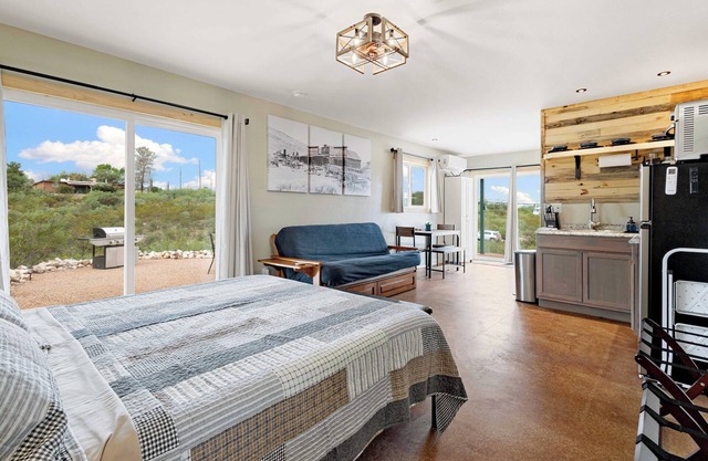 Comfy West Cabin nestled in Tombstone's Historic District! Pet Friendly!