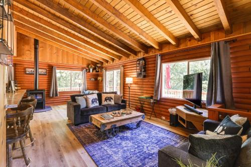 Community Lake Access Peaceful Cabin in Sonora!