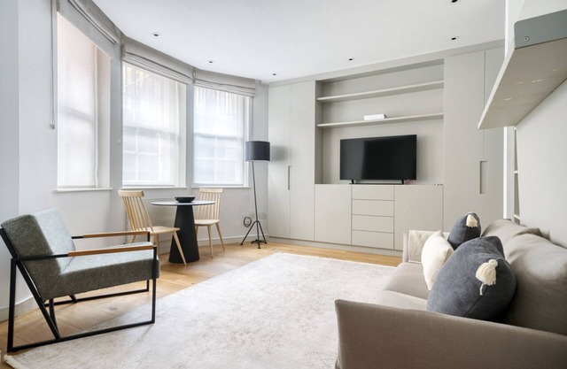 Compact Lowerground floor Mayfair Studio Apartment by Blueground