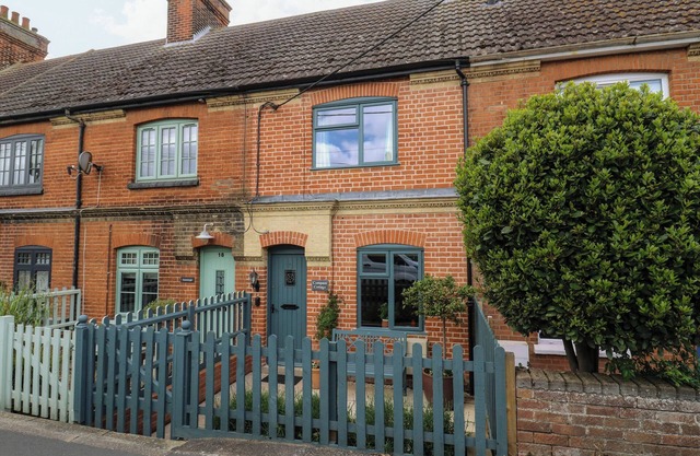 COMPASS COTTAGE, pet friendly, country holiday cottage in Aldeburgh