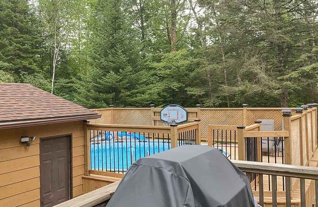 Compass Cottage - Pool & 10 mins to Sauble Beach