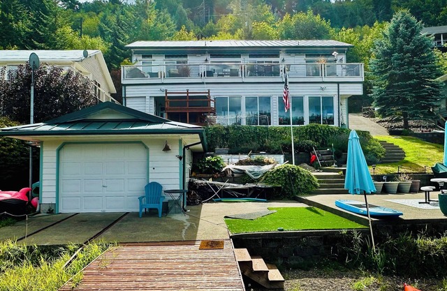 Complete apartment with separate entrance, sunroom, paddle boards, kayaks, etc.