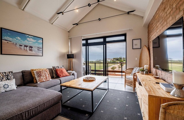 Complete, Modern 2 bedroom, 2 bathroom Apartment on the beach