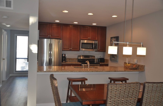 Completely Renovated Top Floor Villa Steps To Beach