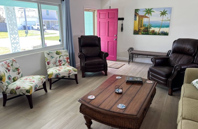 Completely RENOVATED-Clearwater Beach🌴 spotless, pet-fenced 2 min walk to beach