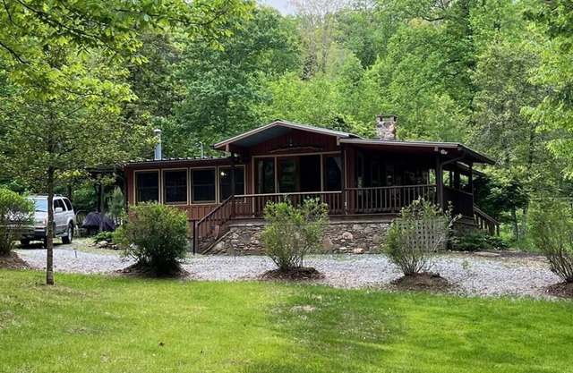 Cona LaPrade Cabin - located next to LaPrade's Marina on beautiful Lake Burton.
