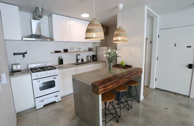 ConCrete Suite 🪨🌿 5 Min Walk to Shands/UF