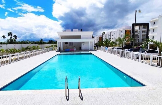Condo apt, Pool, 24hr security(Netflix,Wifi,A/C)just minutes from Airport & City