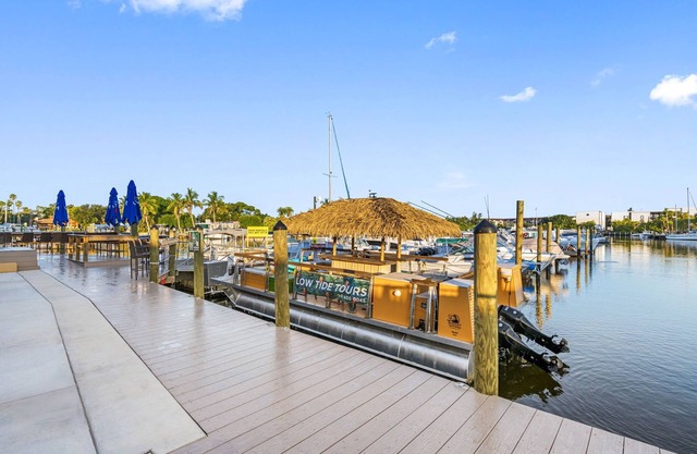 Condo at the Bay with kitchenette, opt-in continental breakfast, queen&sofa bed