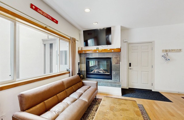 Condo Near Ski Resorts with Fireplace, Pool, Spa, Sauna, Washer/Dryer