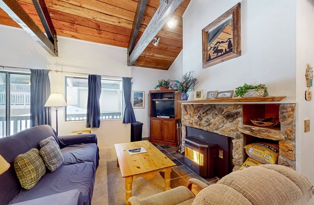 Condo near the lifts & golf with access to a pool & hot tub