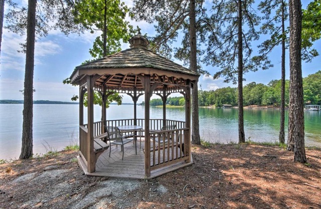 Condo on Lake Keowee with Resort Amenities and Pool!