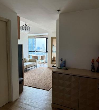 Condo Roughly 30 mins from NAIA with view of Greenhills