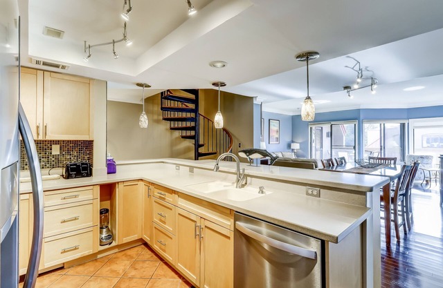 Condo w/bay view and balcony - close to the beach