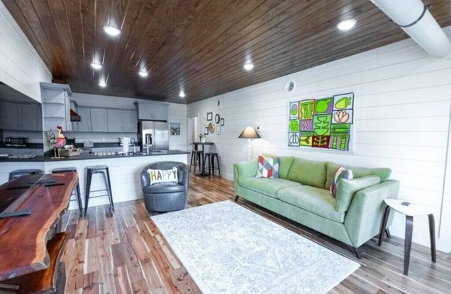 Condominium B in the Hollernn