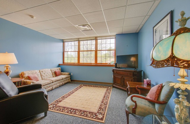 Conference Center & Pond: New Kensington Apartment