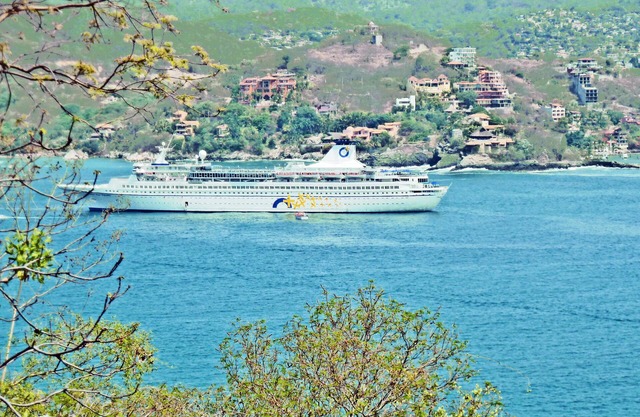 Confortable Condo With Lots of Sunshine - Hear The Sound Of Splashing Waves!