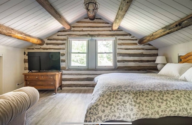 Connect with friends, private river, horses, all natural cedar hot tub