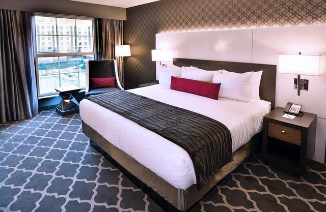 Connecting King Courtyard-Outdoor Pool -Restaurants -Gym -Airport Shuttle