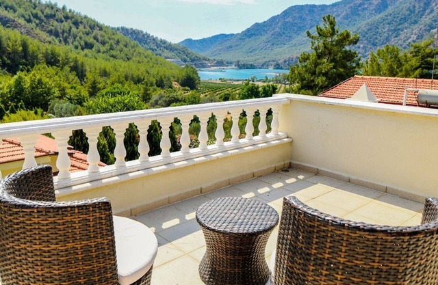 Contemporary 4BR Villa W/ Stylish Garden Dalaman Villa 1052
