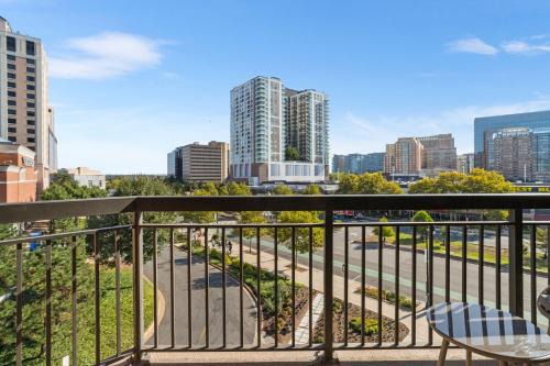 Contemporary Arlington Apartment Featuring City Views