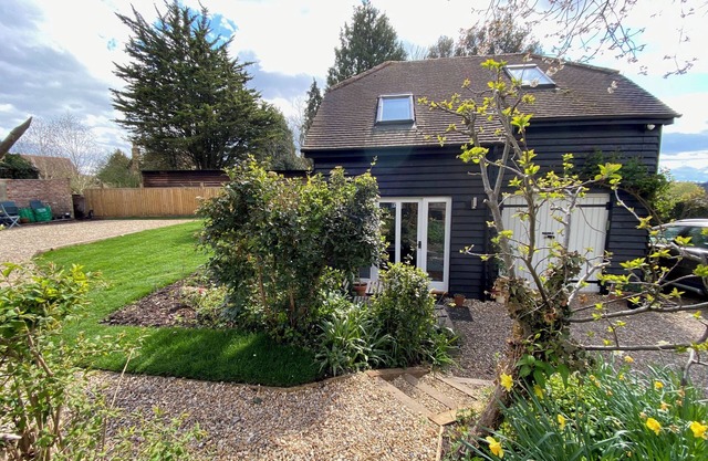 Contemporary Barn in Twyford just 3 miles from Winchester. Parking provided.