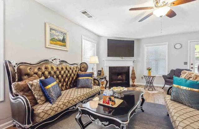 Contemporary Comfort:Steps from Dining & Groceries