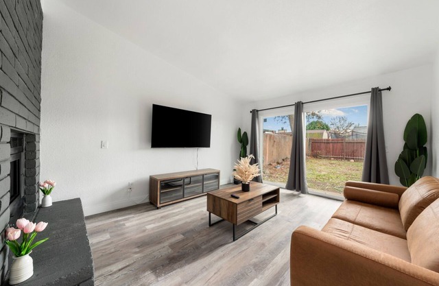 Contemporary Modern Spacious 3BR/2BA Near SMF