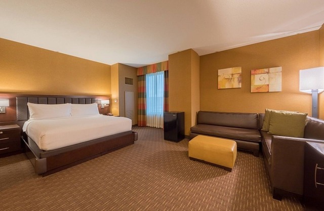Contemporary Stay with Pool & Entertainment, Steps from the Strip