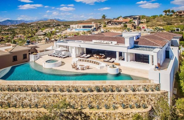 Contemporary Styled Six Bedroom Villa