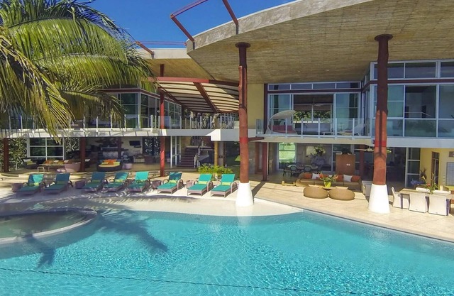 Contemporary Tropical Mansion, Infinity Pool, Private Gym, Spa, Cinema & Chef