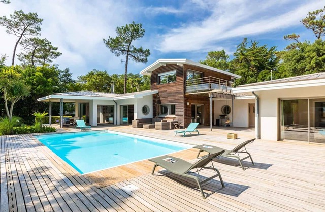Contemporary villa 400 meters from the beach