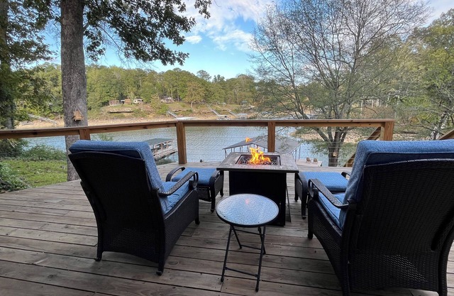 Convenient and Relaxing Lake House