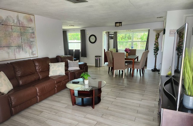 Convenient close to the sun and fun 3 bed home!